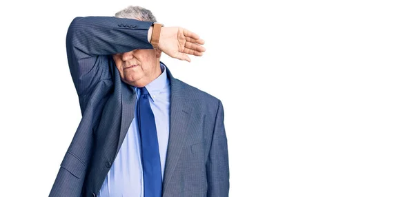 Ein Älterer Grauhaariger Mann Trägt Eine Businessjacke Die Die Augen — Stockfoto