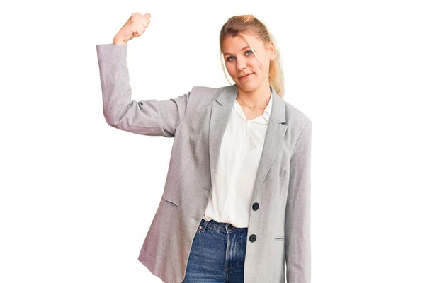 腕の筋肉を示すエレガントなジャケット強い人を身に着けている若い美しいブロンドの女性 自信と力の誇り — ストック写真