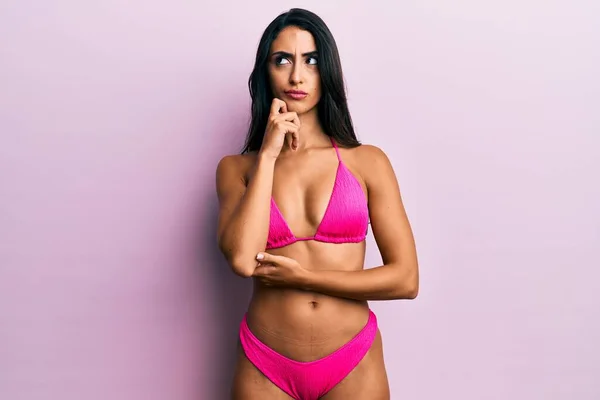 Vacker Latinamerikansk Kvinna Bikini Allvarligt Ansikte Tänker Fråga Med Handen — Stockfoto