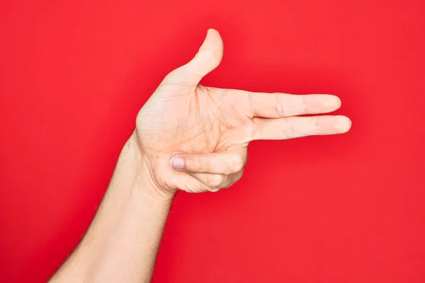 Mão Jovem Caucasiano Mostrando Dedos Sobre Fundo Vermelho Isolado Gesticulando — Fotografia de Stock