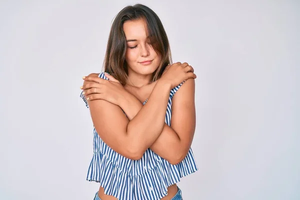 Hermosa Mujer Caucásica Con Camisa Rayas Casuales Abrazándose Feliz Positivo — Foto de Stock