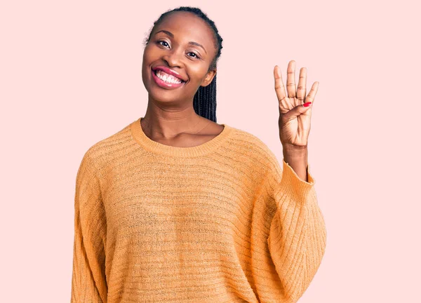 Ung Afrikansk Amerikansk Kvinna Bär Casual Kläder Visar Och Pekar — Stockfoto