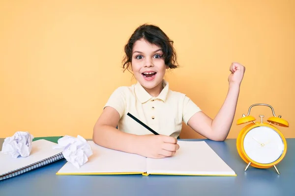 Söt Latinamerikansk Barn Studerar För Skolan Skriva Bok Sitter Bordet — Stockfoto