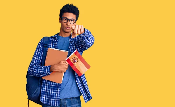 Jovem Afro Americano Usando Mochila Estudantil Segurando Bandeira Espanhola Apontando — Fotografia de Stock