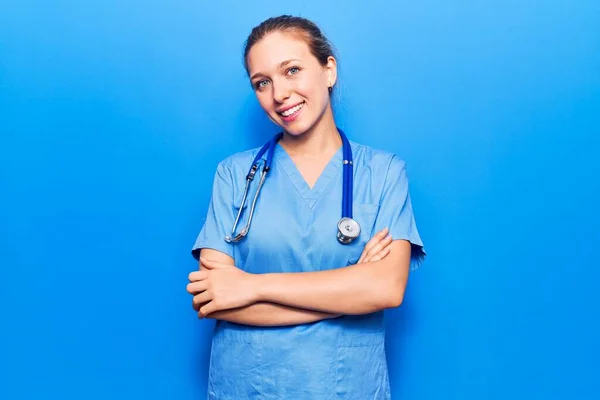 Eine Junge Blonde Frau Arztuniform Und Stethoskopie Lächelt Mit Verschränkten — Stockfoto