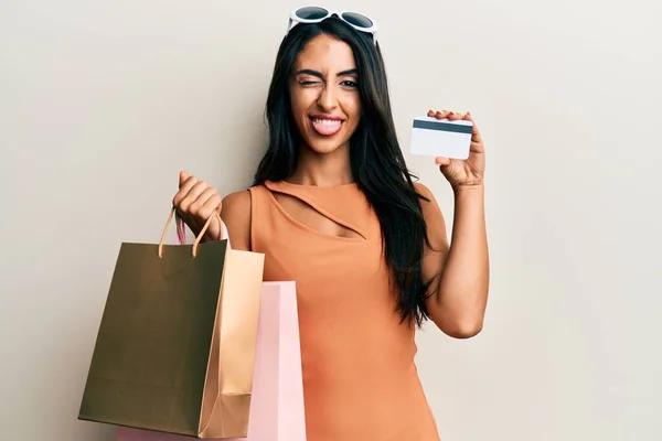 Schöne Hispanische Frau Mit Einkaufstaschen Und Kreditkarte Streckender Zunge Glücklich — Stockfoto