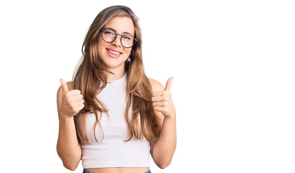 Schöne Kaukasische Junge Frau Lässiger Kleidung Und Brille Erfolgszeichen Tun — Stockfoto