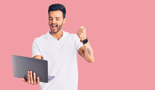 Joven Hombre Hispano Guapo Trabajando Usando Computadora Portátil Gritando Orgulloso — Foto de Stock