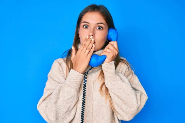 Vacker Kaukasisk Kvinna Talar Vintage Telefon Täcker Munnen Med Handen — Stockfoto