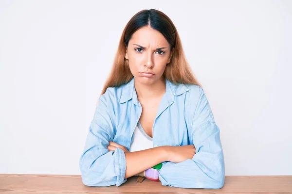 Mujer Morena Joven Sentada Mesa Vistiendo Ropa Casual Escéptica Nerviosa — Foto de Stock