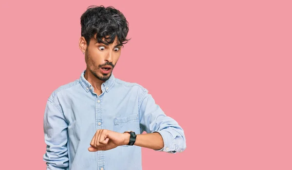 Gündelik Giysiler Giyen Genç Spanyol Adam Saate Bakıyor Endişeli Geç — Stok fotoğraf