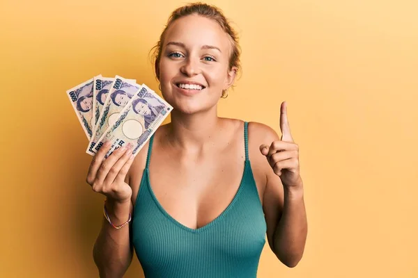 Bella Donna Caucasica Con Banconote Yen Giapponesi Sorridenti Con Idea — Foto Stock