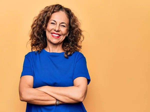 Mulher Bonita Meia Idade Vestindo Camiseta Casual Sobre Fundo Amarelo — Fotografia de Stock