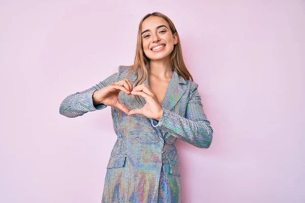 Ung Vakker Blond Kvinne Med Forretningsvest Smilende Kjærlighet Med Hjertesymbol – stockfoto