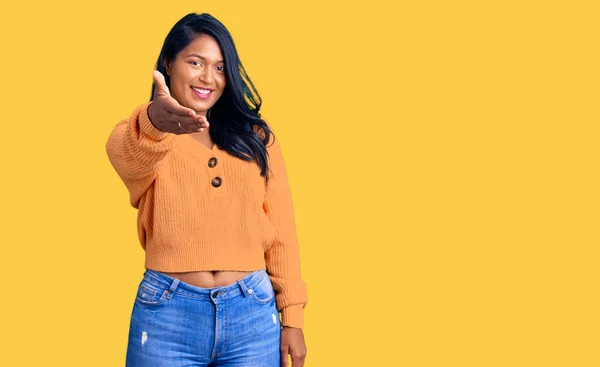 Mujer Hispana Con Pelo Largo Usando Suéter Invierno Casual Sonriendo — Foto de Stock