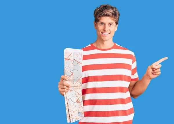 Jovem Homem Bonito Segurando Mapa Cidade Sorrindo Feliz Apontando Com — Fotografia de Stock