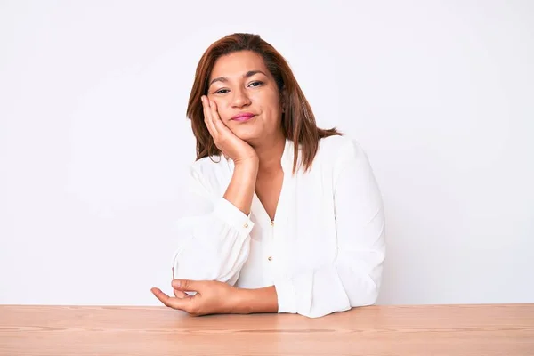 Mulher Negócios Hispânica Morena Meia Idade Vestindo Camisa Branca Casual — Fotografia de Stock