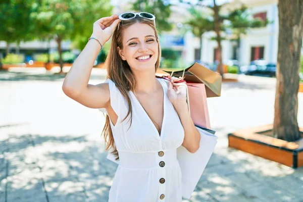 Jovem Loira Sorrindo Feliz Segurando Sacos Compras Rua Cidade — Fotografia de Stock