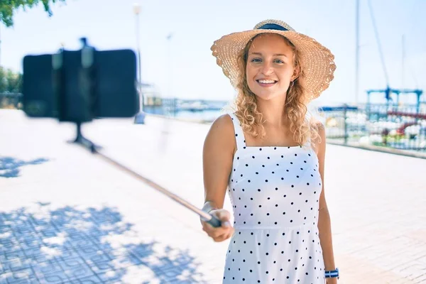 Giovane Bella Donna Caucasica Con Capelli Biondi Sorridente Felice All — Foto Stock