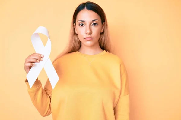 Ung Brunett Kvinna Som Håller Cancer Medvetenhet Vitt Band Tänkande — Stockfoto