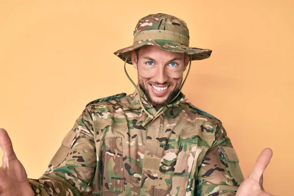 Joven Hombre Caucásico Vistiendo Uniforme Camuflaje Del Ejército Mirando Cámara — Foto de Stock