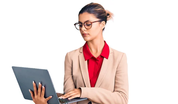 Young Beautiful Woman Holding Laptop Thinking Attitude Sober Expression Looking — Stock Photo, Image