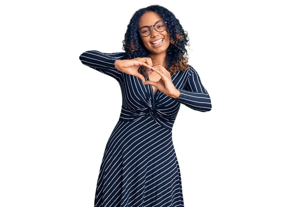 Fiatal Afro Amerikai Alkalmi Ruhát Szemüveget Visel Szerelmesen Mosolyog Miközben — Stock Fotó