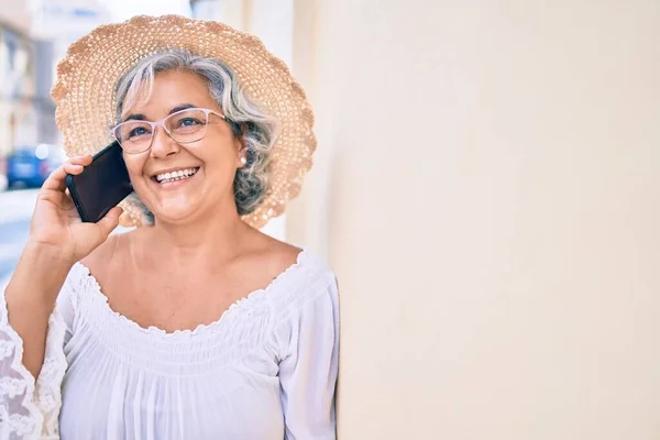 Mujer Mediana Edad Con Pelo Gris Sonriendo Feliz Aire Libre —  Fotos de Stock