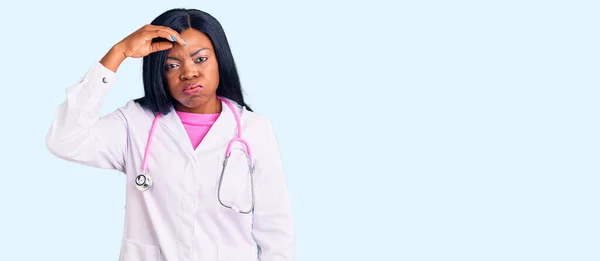 Fiatal Afro Amerikai Orvos Sztetoszkóppal Aggódik Stresszel Egy Probléma Miatt — Stock Fotó