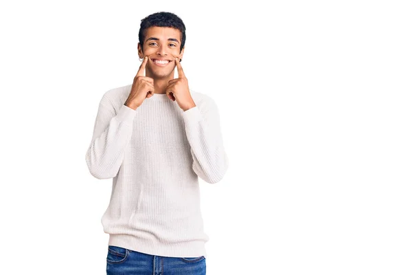 若いアフリカ系アメリカ人の男性が口を開けて笑顔でカジュアルな服を着て 指を指して明るい笑顔を強制 — ストック写真