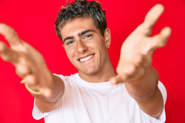 Ein Junger Gutaussehender Mann Legerem Weißen Shirt Der Mit Offenen — Stockfoto