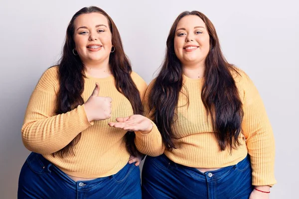 Mladé Velikost Dvojčata Sobě Příležitostné Oblečení Ukazující Dlaň Ruku Dělá — Stock fotografie