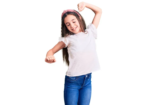 Cute Hispanic Dziewczynka Nosi Casual Biały Tshirt Rozciągający Się Powrotem — Zdjęcie stockowe