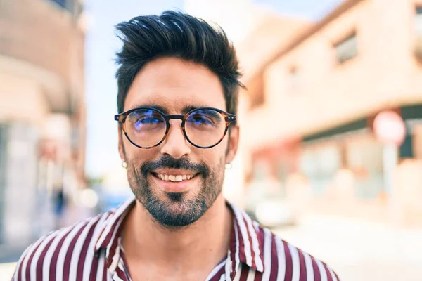 Junger Schöner Hispanischer Mann Mit Bart Und Brille Der Freien — Stockfoto
