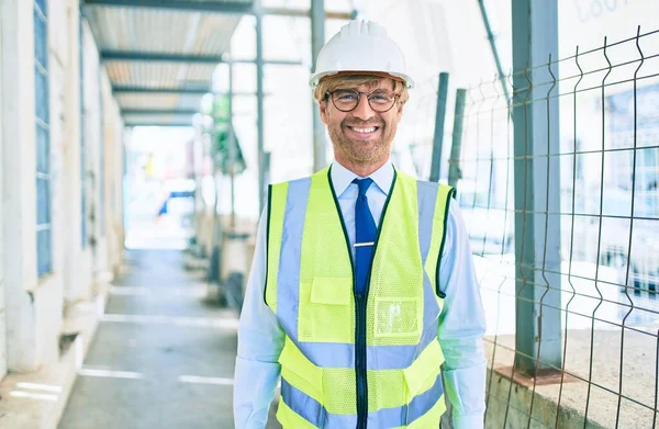 Affärsarkitekt Man Hatt Står Utomhus Ett Byggnadsprojekt Bär Reflekterande Väst — Stockfoto