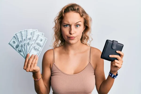 Hermosa Mujer Caucásica Sosteniendo Billetera Dólares Escéptico Nervioso Frunciendo Ceño — Foto de Stock