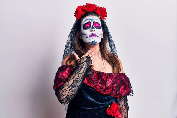 Ung Kvinna Bär Dagen Den Döda Kostymen Över Vit Vidrör — Stockfoto