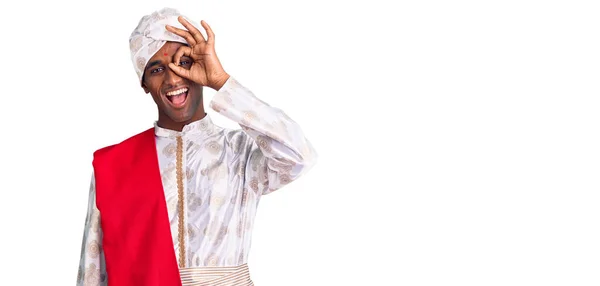 Afrikanischer Gutaussehender Mann Traditioneller Sherwani Sararee Kleidung Macht Geste Mit Stockfoto
