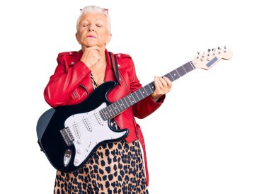 Son sınıf güzeli, mavi gözlü, gri saçlı modern görünümlü, elektro gitar çalan, boynu ağrıyan, grip için boğaz ağrıyan, mantar ve enfeksiyon kapmış bir kadın. 