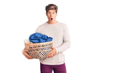 Çamaşır sepetini tutan genç yakışıklı adam ağzı açık kalmış, korkmuş ve hayrete düşmüştü. 