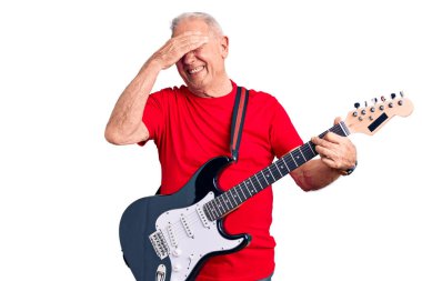 Son sınıftaki yakışıklı, gri saçlı, elektro gitar çalan, kafası karışık, şaşırmış ve sinirli bir adam. 