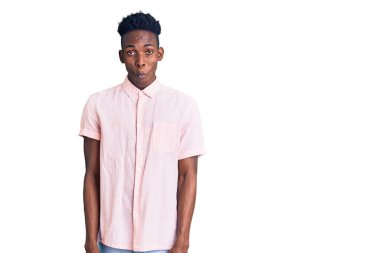 Genç Afro-Amerikan adam günlük kıyafetler giyip dudaklarıyla balık suratı yapıyor, çılgınca ve komik bir jest. Komik ifade. 