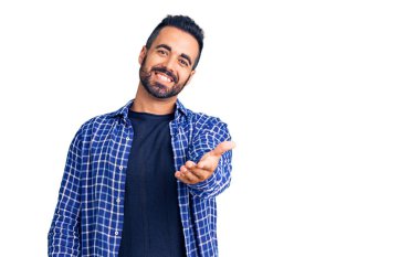 Gündelik kıyafetler giyen, neşeli gülümseyen, yardım eli uzatan ve kabul gören genç İspanyol bir adam.. 