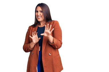 Genç, güzel, esmer, zarif kıyafetler giyen, tiksindirici ifadeler takınan, tiksindirici, tiksindirici ifadeler takınan bir kadın. Eller havada. 