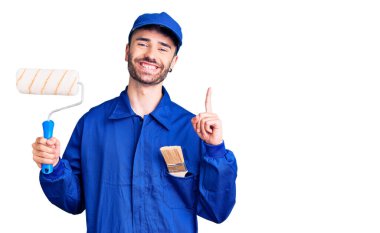 İspanyol ressam üniforması giyen genç adam elinde bir fikir ya da soruyla şaşırmış bir numaralı mutlu yüzle işaret ediyor. 