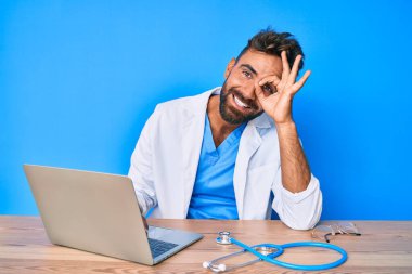 Klinikte çalışan İspanyol üniformalı genç adam gülümsüyor. Mutluluktan gülümsüyor. 