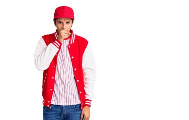 Beyzbol üniforması giyen Afrikalı genç bir Amerikalı kendini kötü hissediyor ve soğuk algınlığı veya bronşitin belirtisi olarak öksürüyor. sağlık hizmeti kavramı. 