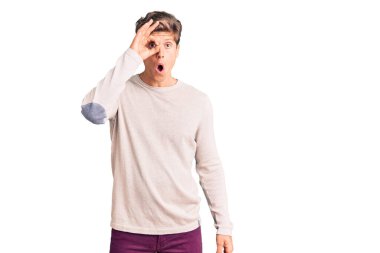 Sıradan kıyafetler giyen genç yakışıklı adam şaşırmış yüz ifadesiyle şok olmuş, parmaklarından bakan gözler. İnançsız ifade. 