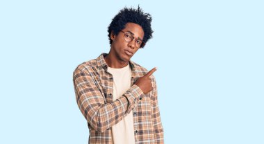 Afro saçlı, sıradan giyinmiş ve gözlüklü yakışıklı Afro-Amerikan adam. Elle işaret ederek reklamını yapıyor. Ciddi ve sakin bir yüzü var. 