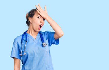 Doktor üniforması giyen genç, sarışın bir kadın ve steteskop yanlışlıkla kafa kafaya verildiğinde şaşırmış. Hatayı hatırla. Unuttum, kötü hafıza kavramı. 